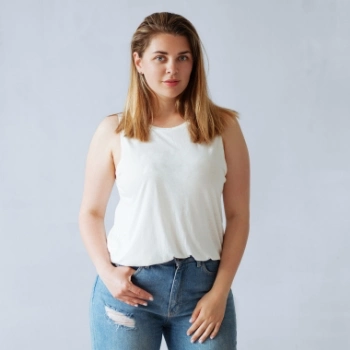 Young caucasian woman posing for the camera